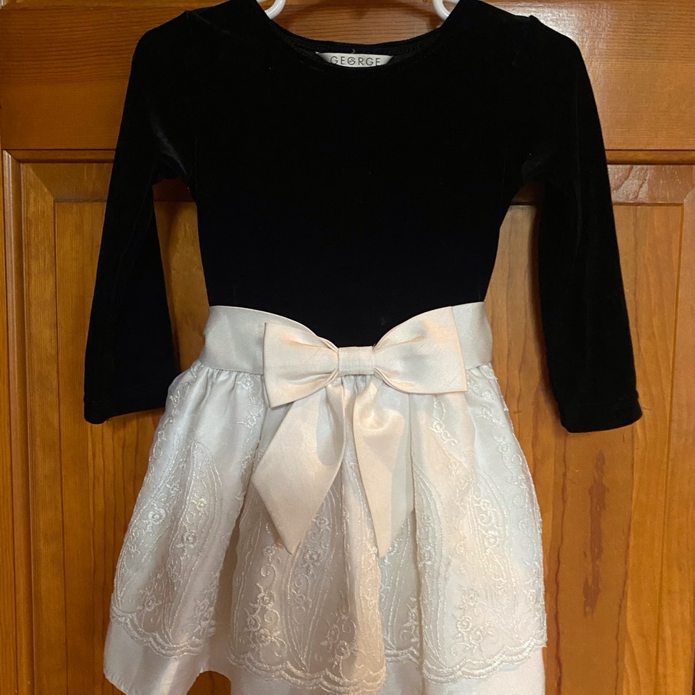 VELVET AND DETAILED APPLICATION BOWED DRESS. SIZE 18 months